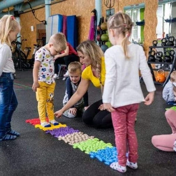 Children play with occupatgional therapist during muffik session in therapy